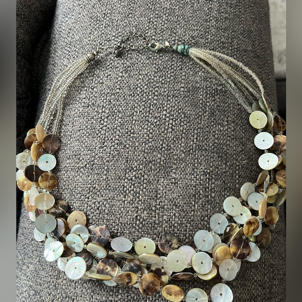 Button detail necklace